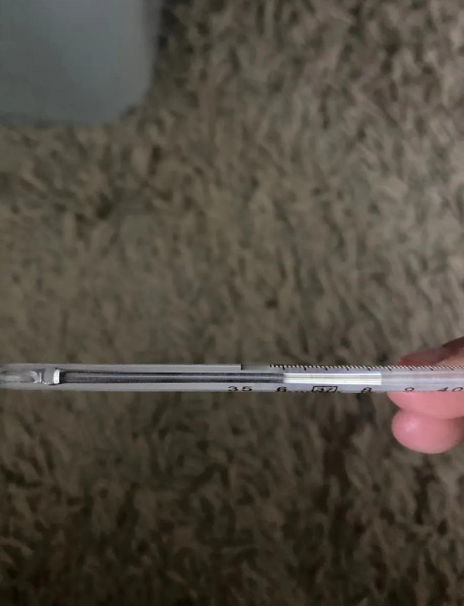 跑龄5年的“老选手”，现在有点懵——上周六刚跑完6公里，吹了点风嗓子就发紧，转天