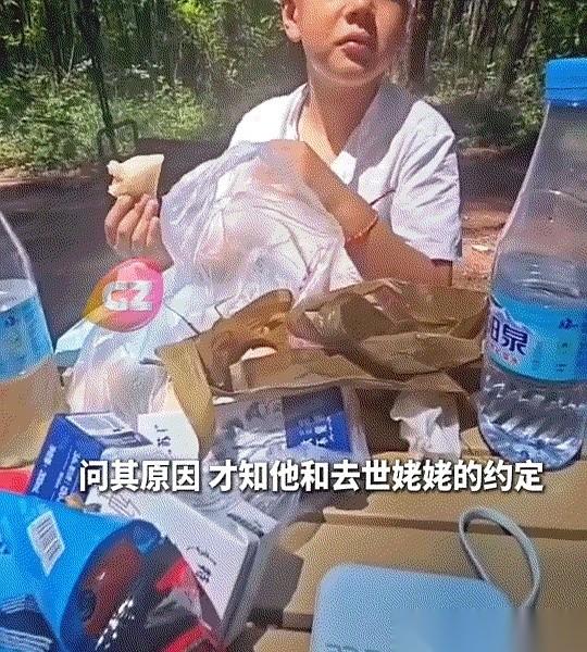 “别动！那是我姥姥！是姥姥来看我了！”男孩这带着哭腔的一嗓子，吓得他妈手僵在半