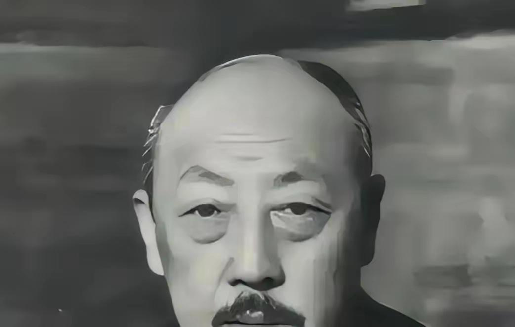1950年，抚顺战犯管理所。张景惠从走廊这头走过去，迎面来了个穿解放军军装的