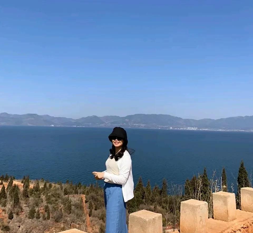 八十年代，我们村里有个公认的美人胚子姑姑。她十六岁那年，离开家乡，前往县