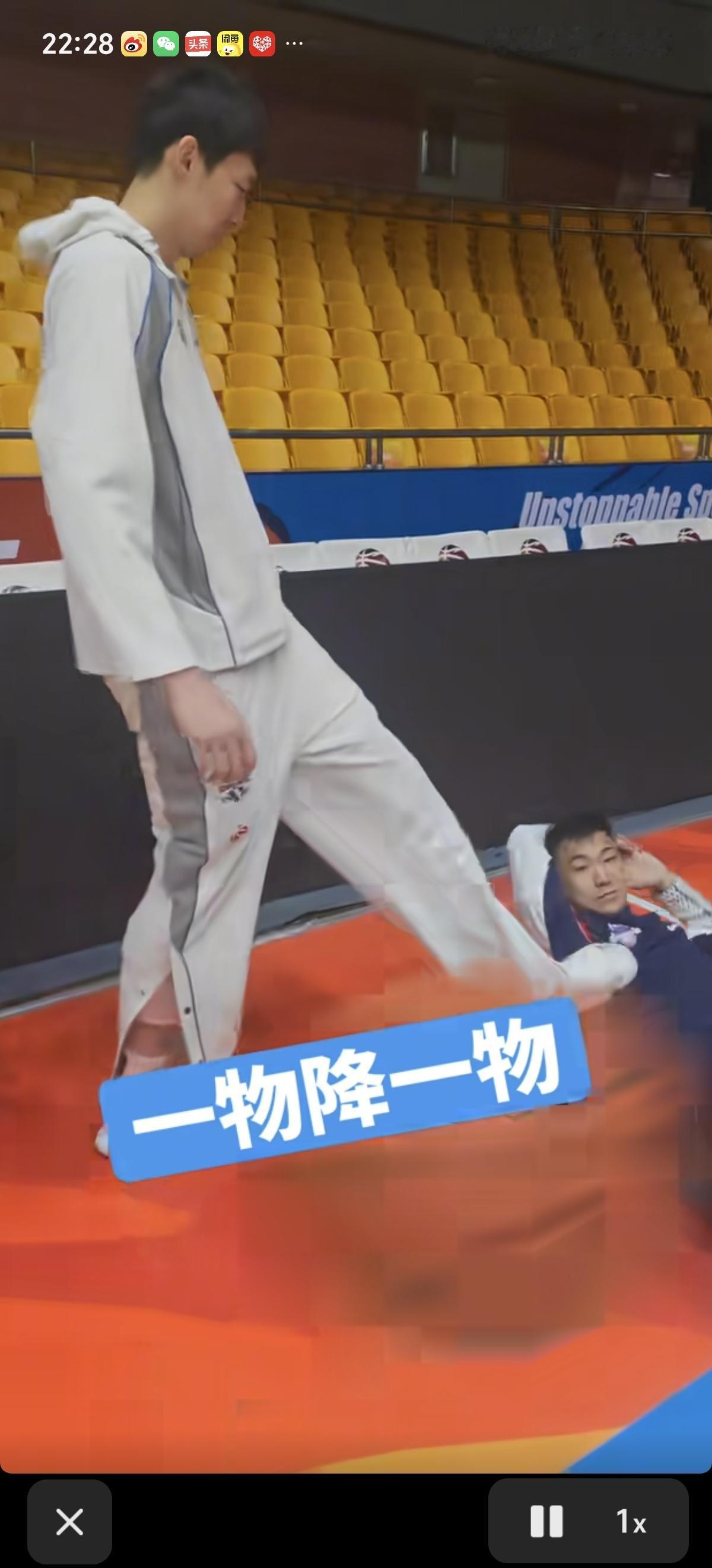 周琦这家伙也太坏了，路过发现球场上的高诗岩，躺在地上热身，便上前狠狠地踩了高诗岩