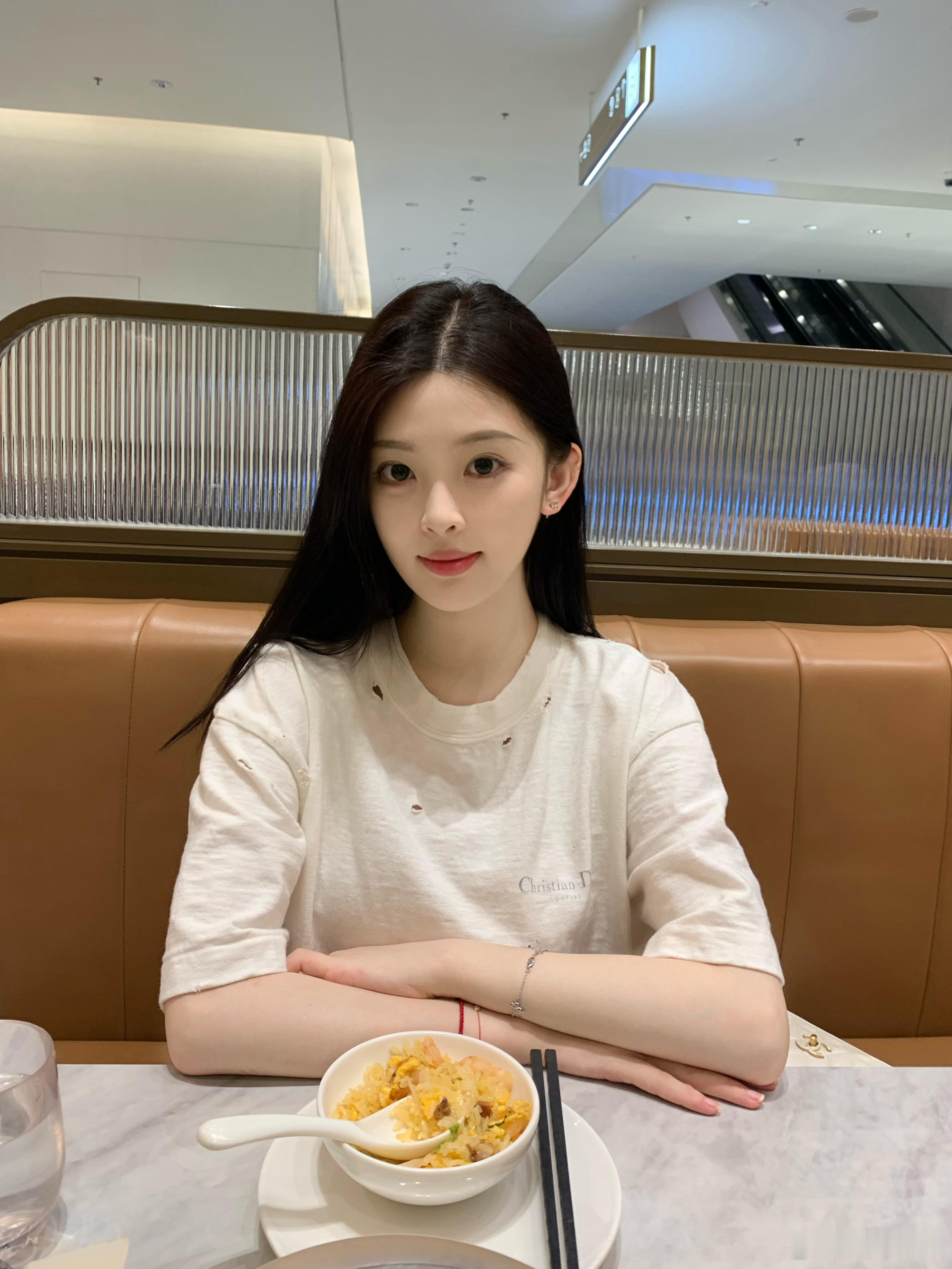 今天戴了美瞳感觉怪怪的就是觉得眼睛没神p78是左边没戴右边戴了还是习惯不