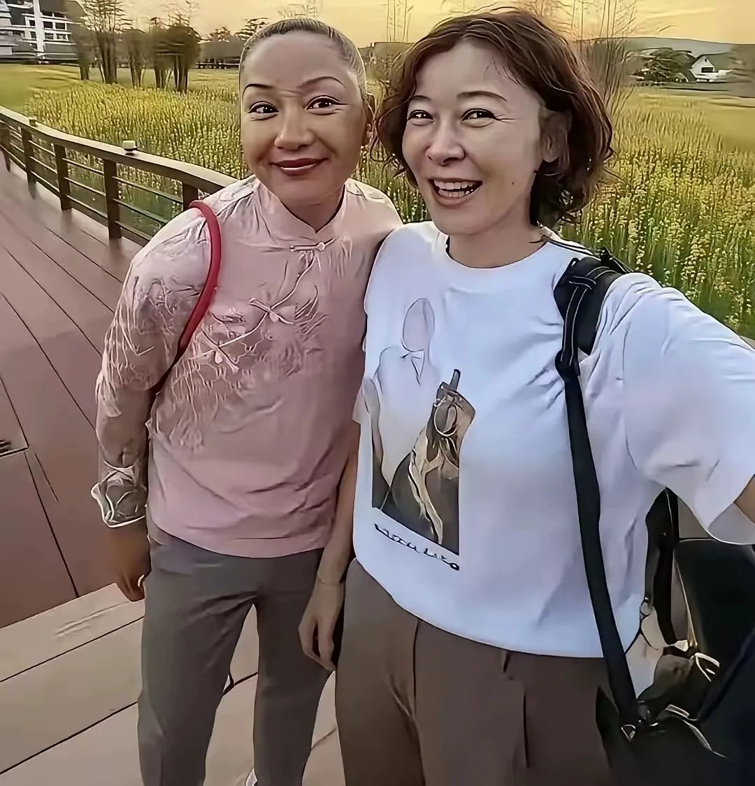 53岁的柯蓝喊上54岁的瞿颖，姐俩一起飞泰国玩去了～旅途中随手拍的一张合照，直接在网上火了！没有滤镜