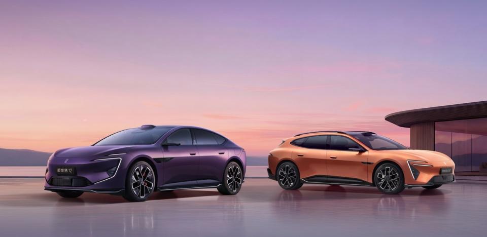 今晚阿维塔整了个“双车齐发”：新阿维塔12正式上市，阿维塔06T开启预售。两款车