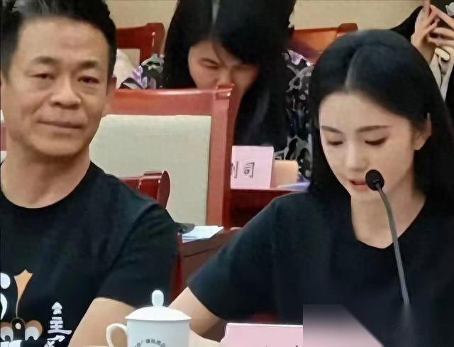 都说刘浩存庆功宴耍心机，故意不请窦骁，结果人家根本没去，当时正在横店搬砖。她