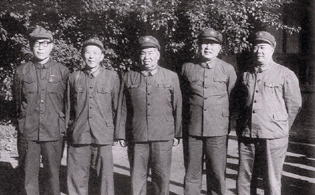 1973年，八大军区司令齐聚zhongnanhai，接受首长的接见。对调命令
