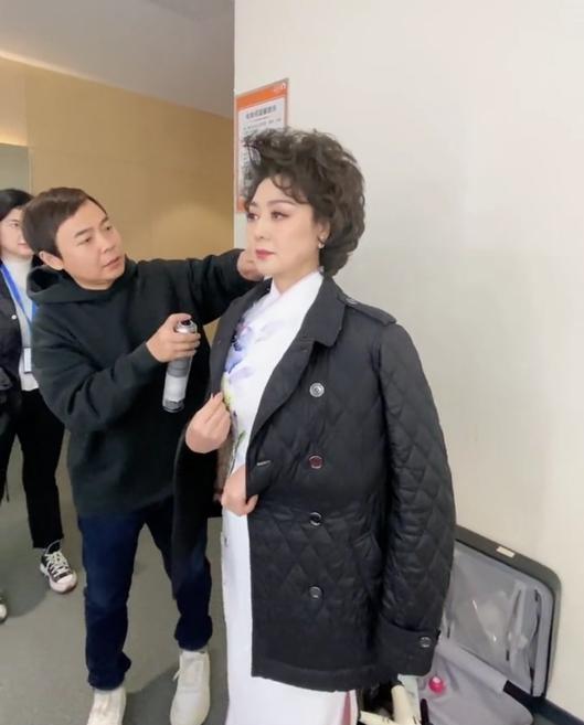 59岁的李胜素依然惊艳绝伦，美的不可方物。众所周知，‌京剧起源于清代。‌京