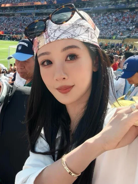 杨紫⚽️世界杯路透，眼前一亮美爆了！！