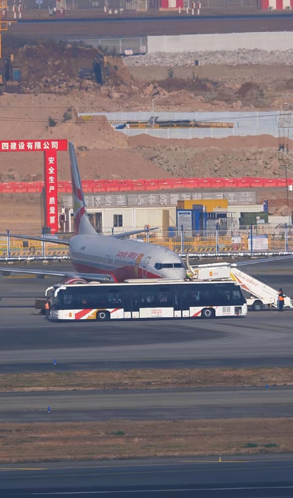 在飞机场里面，航空公司的摆渡车都是采用郑州宇通的双头车，可以说这一字长型，足够可