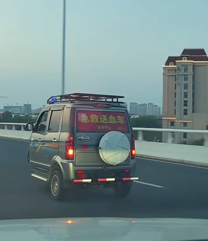 无牌老头乐飙车 车窗贴