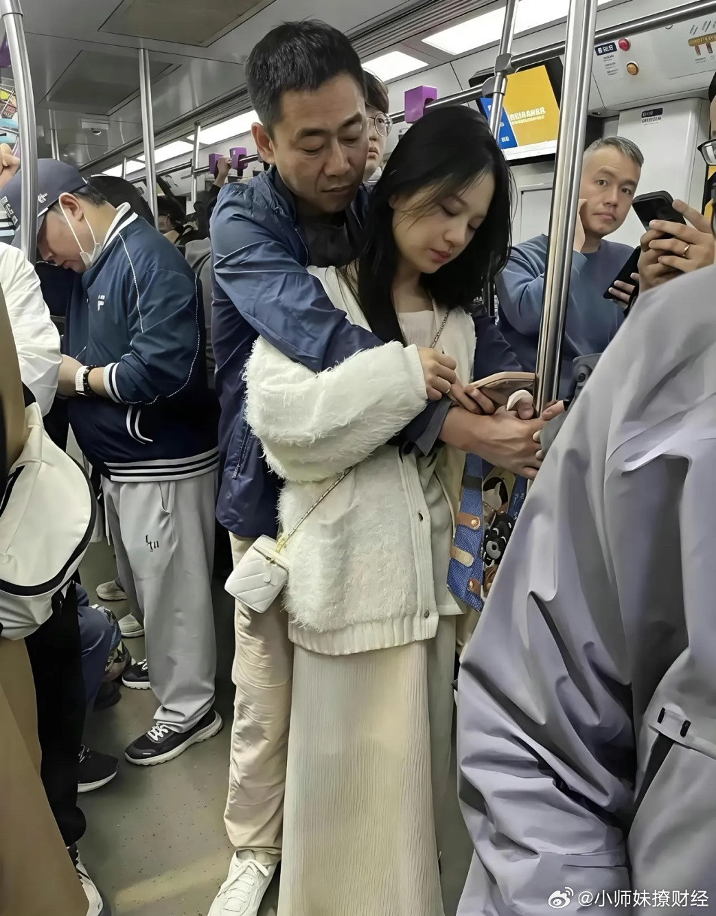 大叔一脸宠溺，女孩全程生无可恋