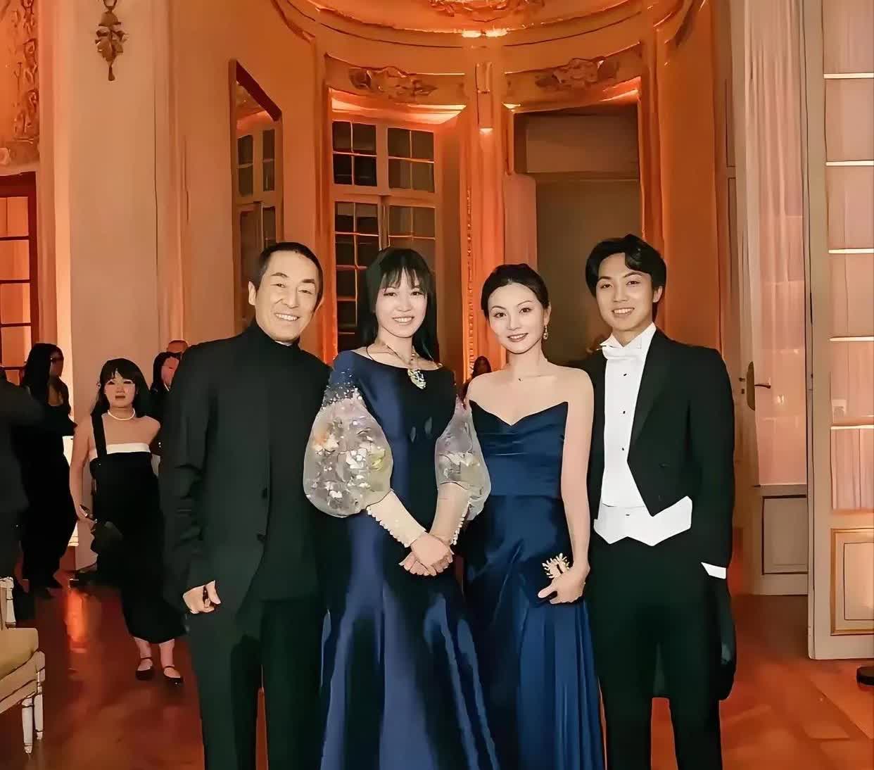 张艺谋和妻子儿女的合影，一家人在出席活动，儿女们也都长大了，张艺谋满面笑容，幸福