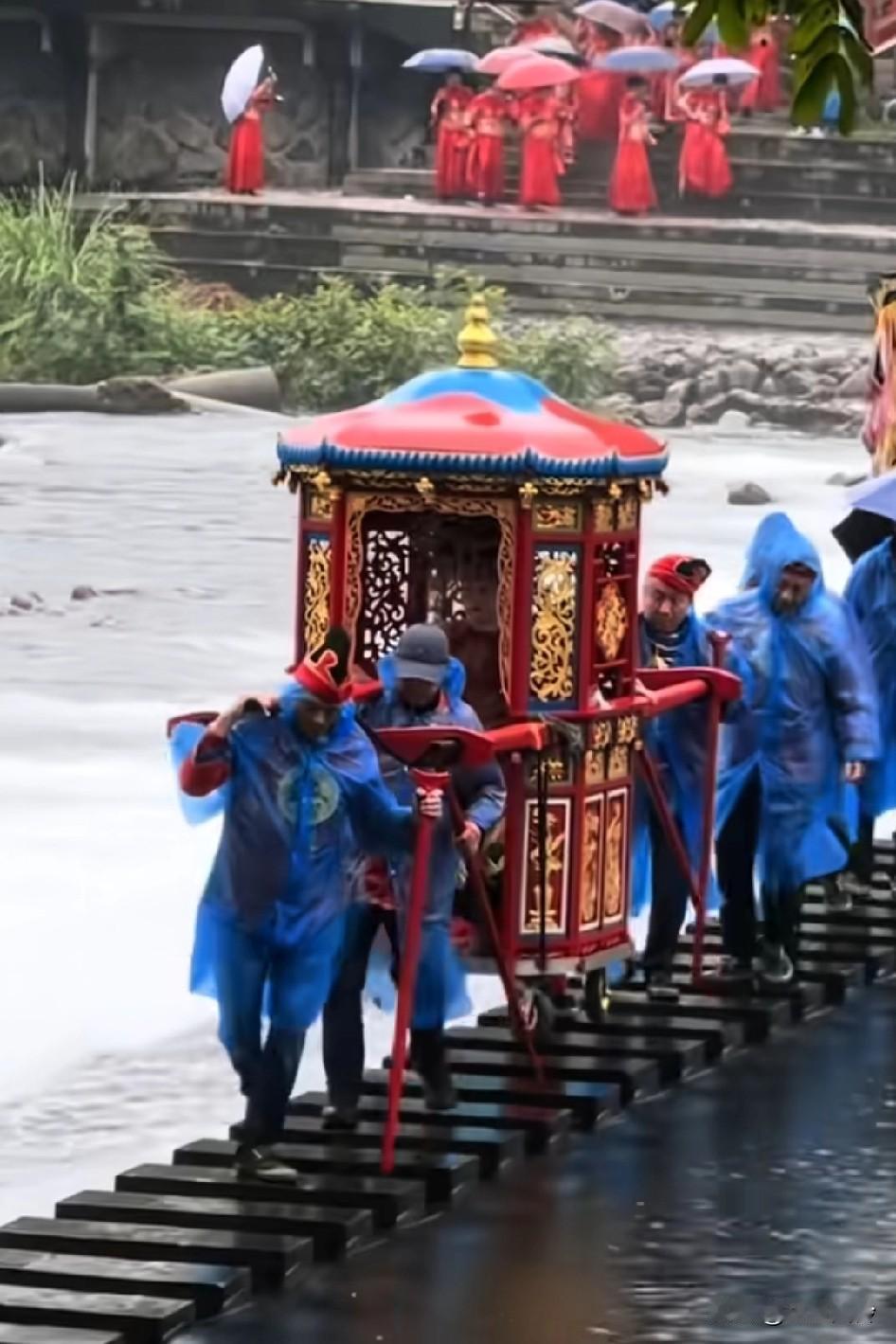 福州大旱，24岁的陈靖姑不顾身怀六甲，冒险脱胎求雨，可就在她祈雨时，蛇妖趁机害死