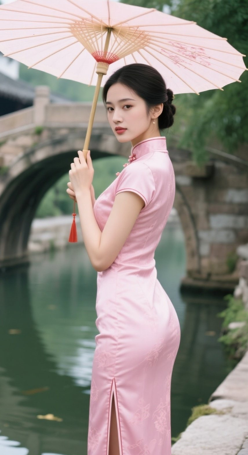 旗袍美眉风情万种，一颦一笑尽显优雅