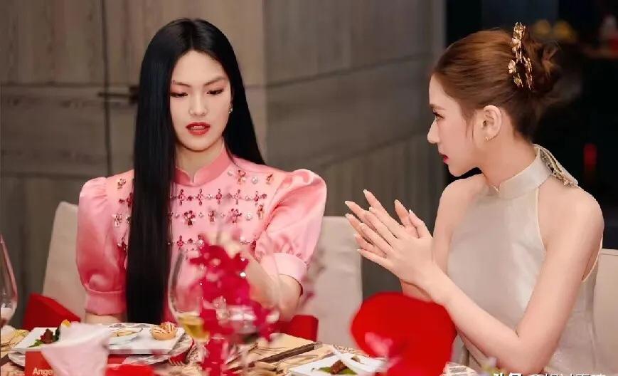 何超莲为什么咖位最大？大家都以能和她交流，合影而开心？是不是他爹留给她的钱多？即