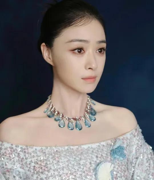 蒋欣这个人个子高、脸小、皮肤也白，可以说是哪里都好，却有一点让人意难平！玄学不