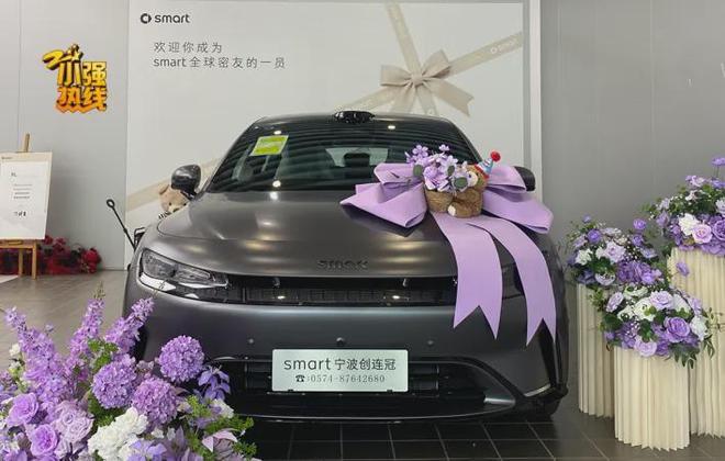 浙江宁波，一新婚夫妻花20.4万购买奔驰SMART精灵6，谁知提车当天，妻子副驾