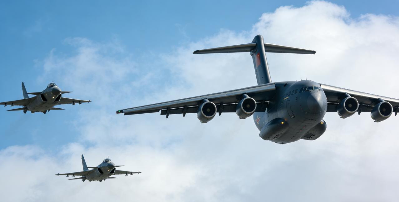《解放军报》12月4日披露，曾有两架外国战机展示导弹，对我军远海训练任务的特种飞