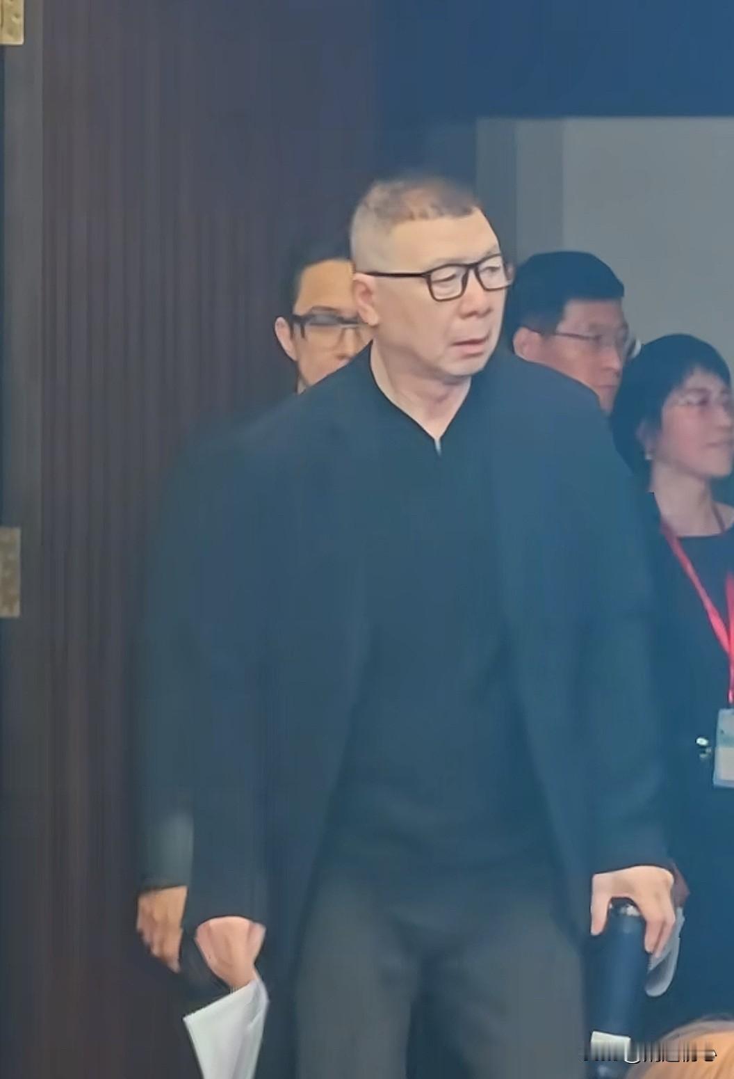 你们都以为冯大导演不行了？错！人家还是旺的冒火哦！长春电影节直接坐到了主席位置上