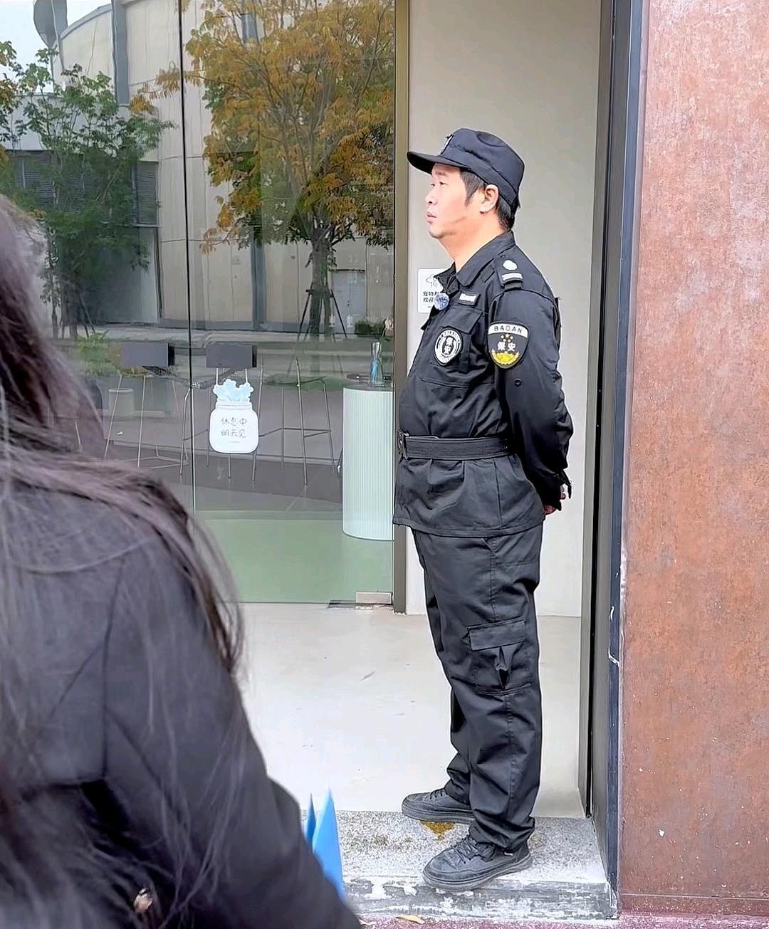 当保安工作就是一个泥饭碗，随时随地都有可能碎了。为啥这么说呢？因为保安站在大门口