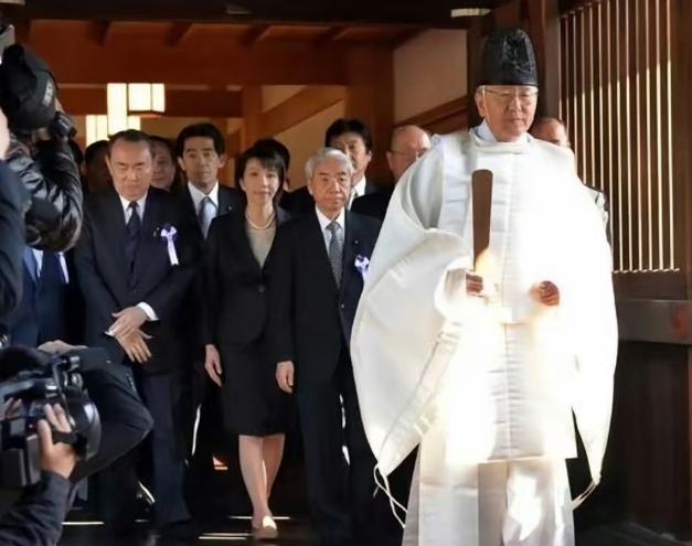 日本终归还是服软了！在全世界目光注视下，日媒宣扬的高市早苗参拜靖国神社的日子也是