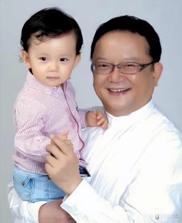 77岁王刚为儿子戒酒学航天，父子差60岁却比谁都拼。王刚儿子一句想爸爸陪我