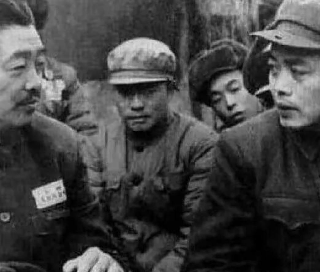 1974年，华国锋在中央一次小型会议上突然拍桌子发火，指着当年举报贺龙“叛国通敌