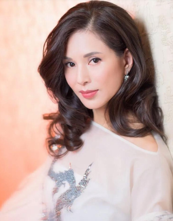 在片场李若彤偷偷问古天乐：你知道导演为啥让你演杨过吗？古天乐很疑惑，晚上翻来覆去
