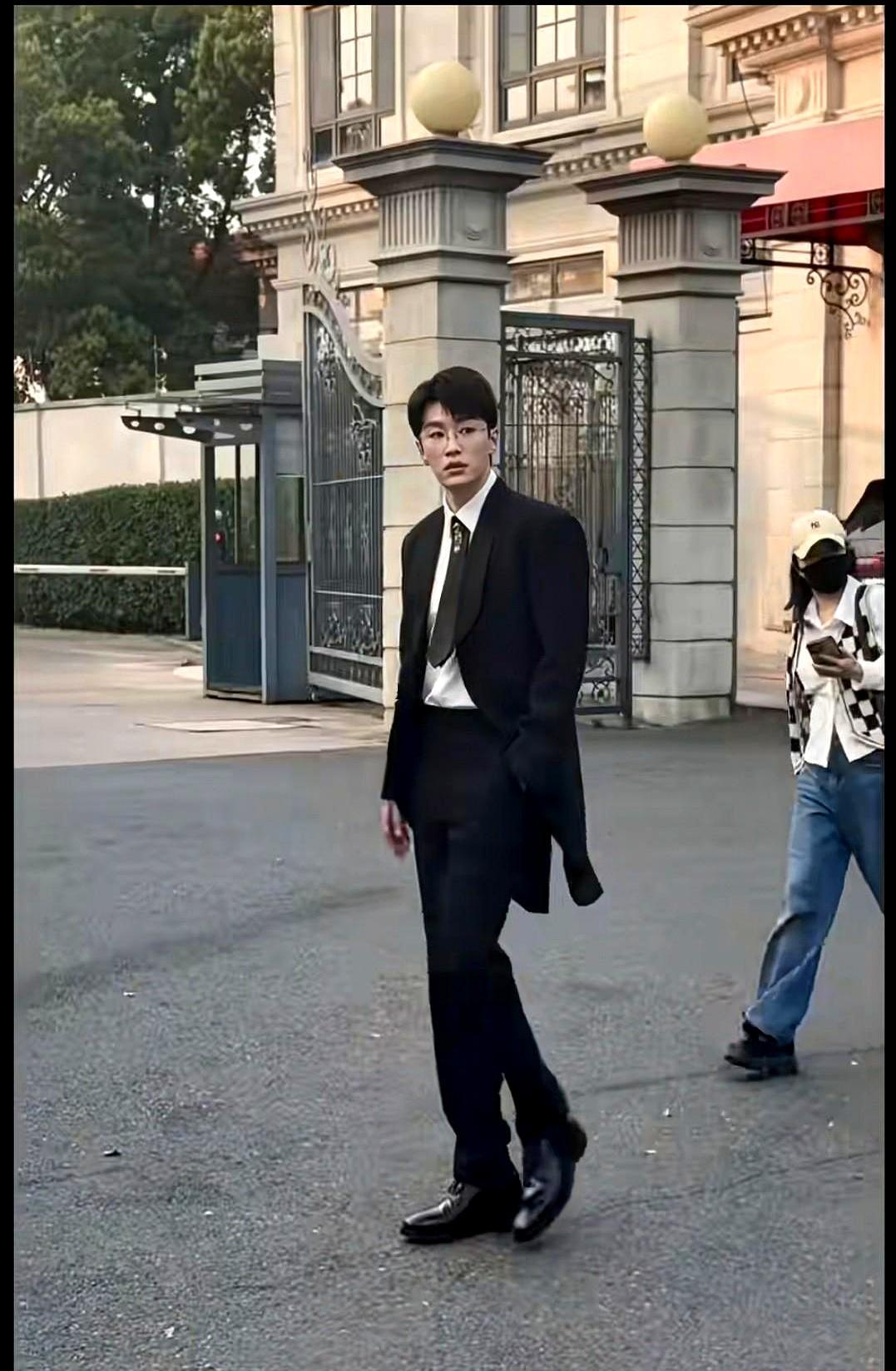 《轧戏》播到一半，热搜被男二代旭霸榜。30数据摆那儿：抖音点赞29万，角色