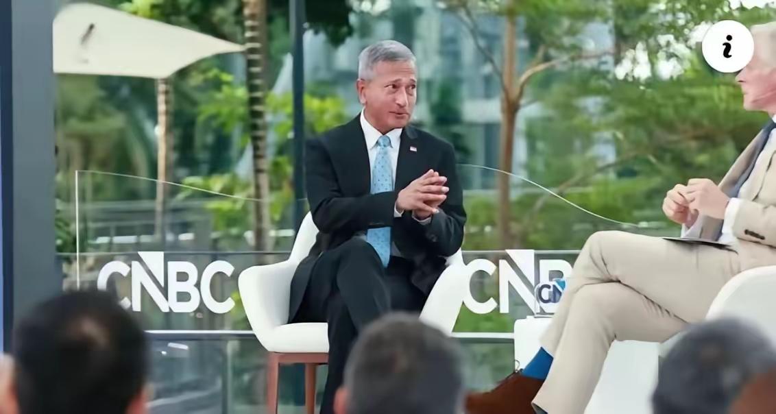 新加坡宣布自己是中等强国，美国主持人一脸戏谑，现场极度尴尬！在CNBC举办