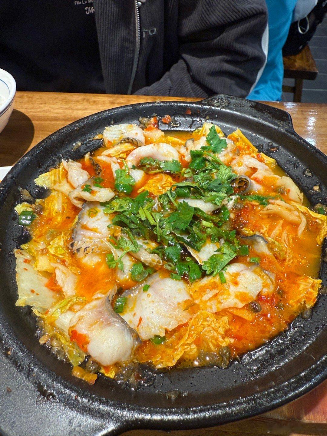 今日美食分享，这家砂锅店也是开了二十几年，以前总店在我住的地方楼下，现在她儿子子