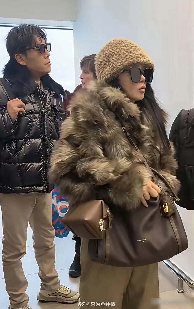 伊能静剪个刘海1万2，老公秦昊在旁边推行李。最近机场照，她一身皮草，像个阔太。