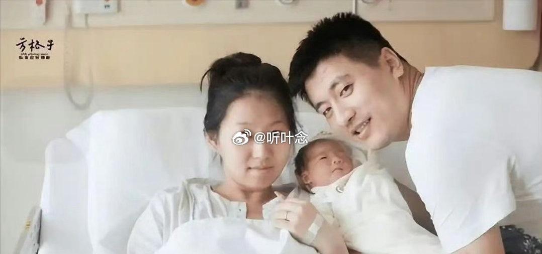 张雪峰说：我老婆比我小7岁，结婚时去老丈人家，看到老婆小学毕业照，想到她小学毕业