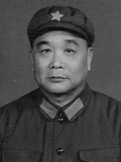 1950年，恩施分区司令员王定烈乘车去剿匪，途中得知参谋在出发前打了电话，感觉不