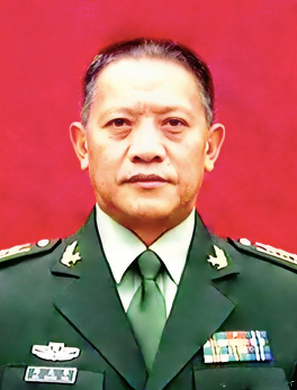 2008年5月12日，汶川地震发生后，邱光华老家茂县受灾严重。团党委考虑到他的家