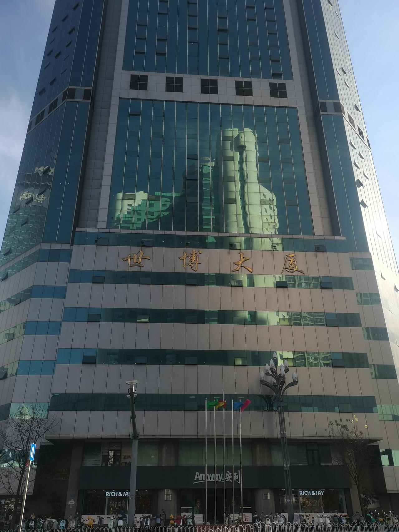 这幢位于白塔路与拓东路交叉口的世博大厦建造于1997年，距今快三十年了，是在昆明