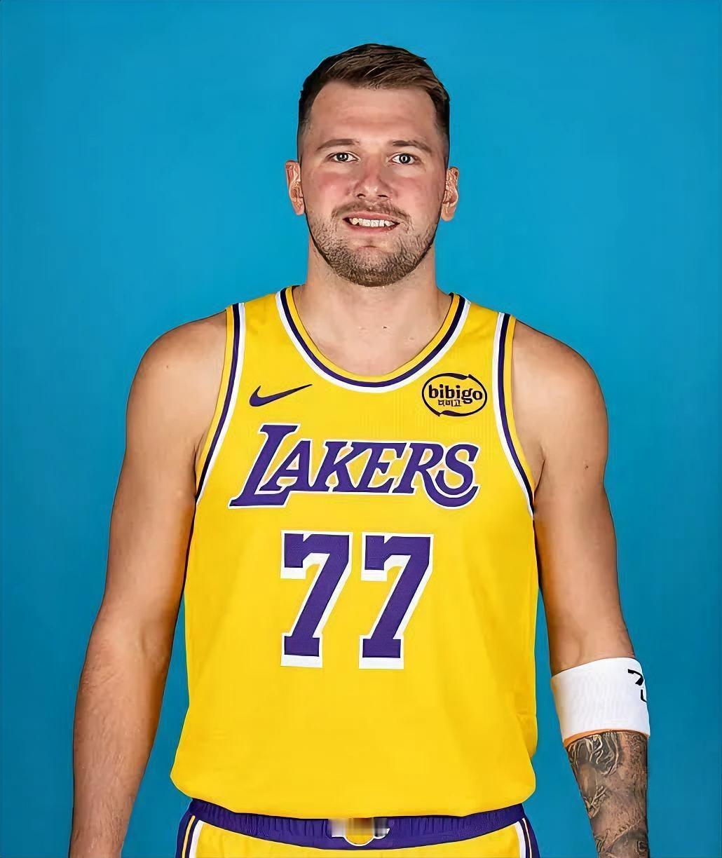 半场结束，马刺队70-58湖人队，看看湖人队球员得分和正负值，谁发挥最拉胯！