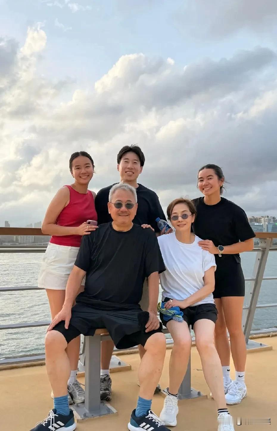 港星毛舜筠，父亲节晒全家福合照，华裔女婿也一同现身。66岁的毛舜筠，白色T恤配