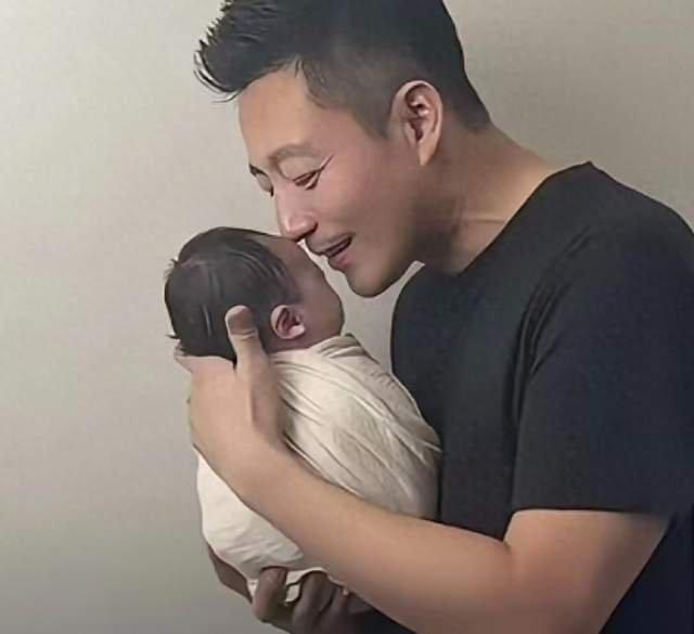 汪小菲开心晒儿子，小S和好友开心比心，唯有大S成为了“过往”。女人要好好爱自己