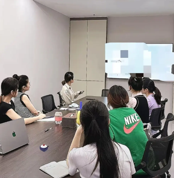 强制社保的第一天，公司给员工发了份临时工合同，19个人都签了。虽然规定每天工作