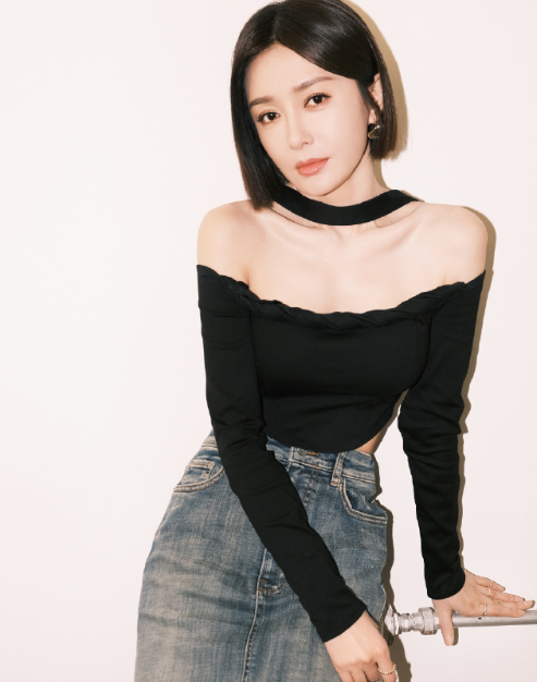 秦岚短发黑色吊带牛仔精致迷人