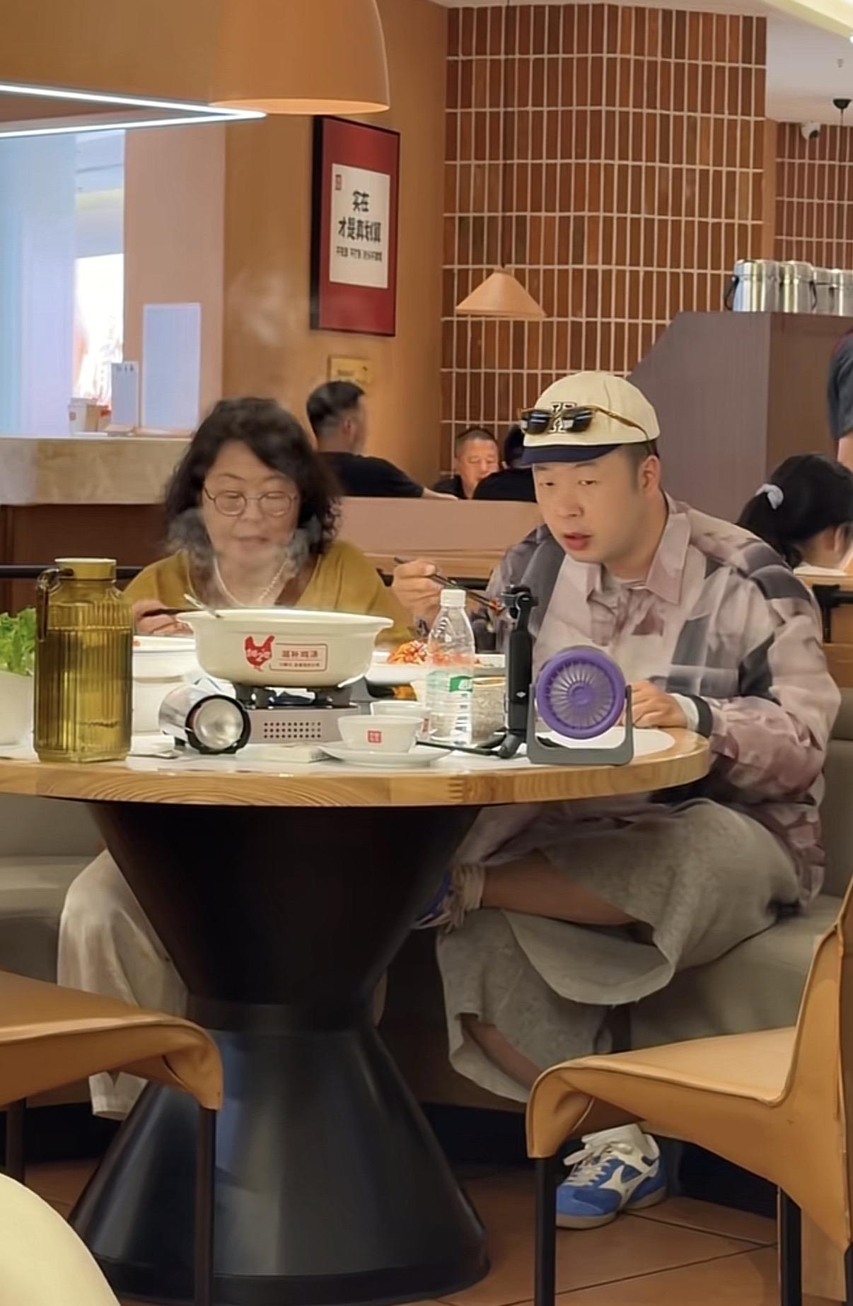 网友偶遇杜海涛带着妈妈一起吃饭！感觉杜海涛和妈妈长得一模一样，经常能够看见他带着