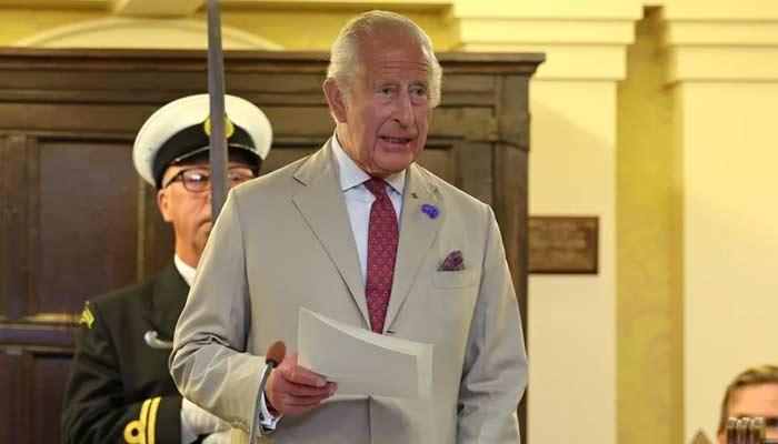 查尔斯三世这步棋，才是真正给英国王室续命的关键！77岁高龄首次以领主身份踏上这