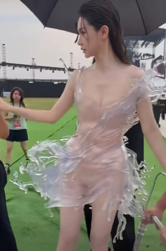 这跟裸奔有啥区别？——戚薇身着一件3D打印水花裙亮相武汉，全身透明、内嵌金
