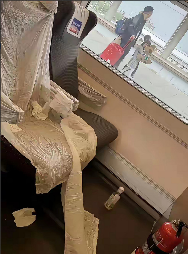 高铁上的一幕，这人洁癖到什么程度。