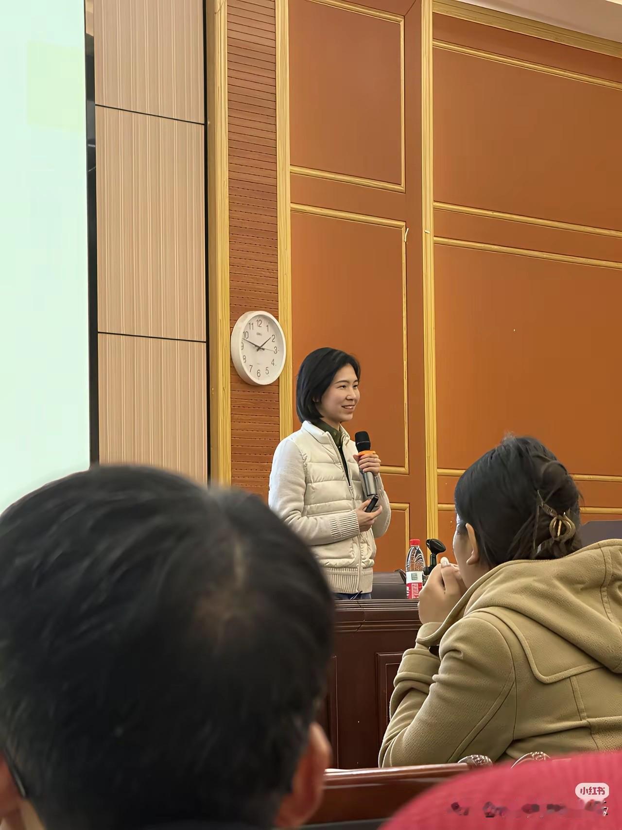 电视上看着一般般，真人巨漂亮。