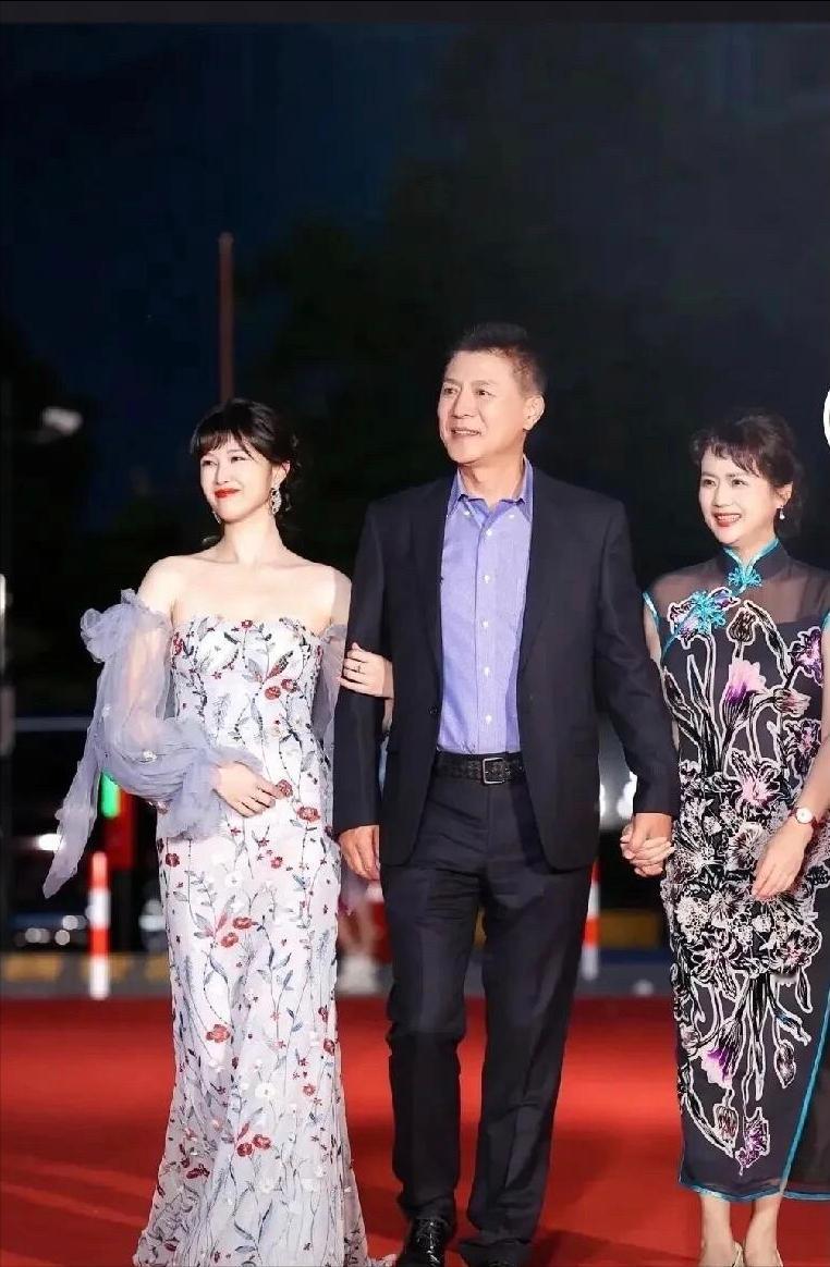 最养眼的一家人了，每一次同框出场，都能被他们惊艳到！一眼望去，男帅女美，太过赏心