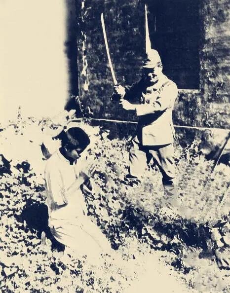 1937年12月，照片中一名南京青年市民即将被日寇砍杀，这名南京青年已经被日军折