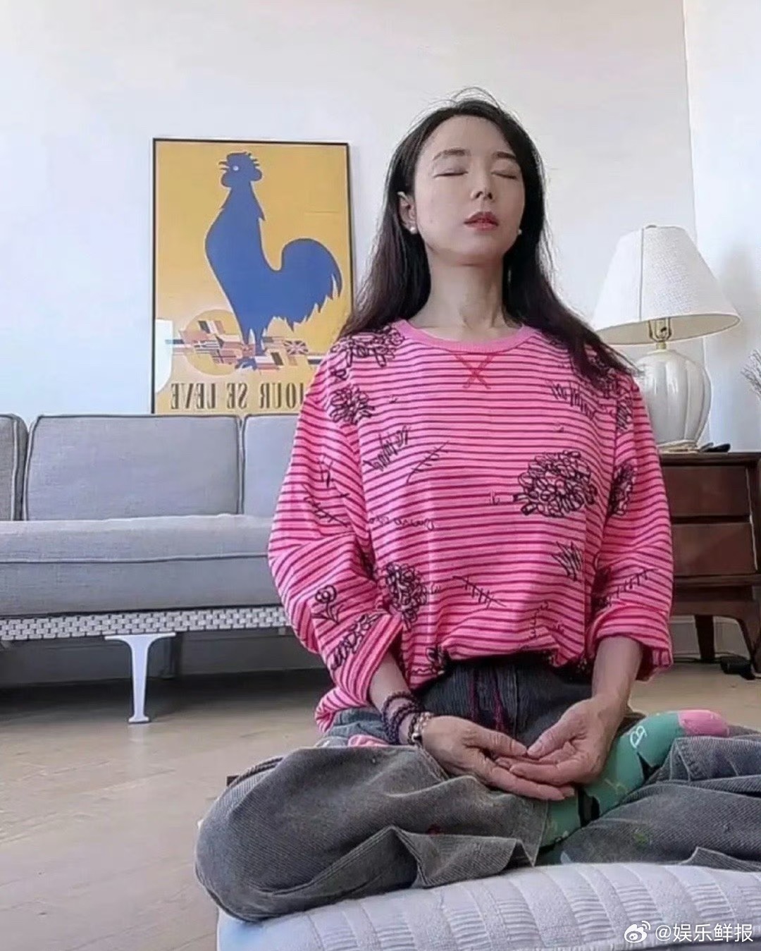 张静初的手张静初的手这是怎么了🌚也有人说是镜头畸变，所以是吗？？？​​​