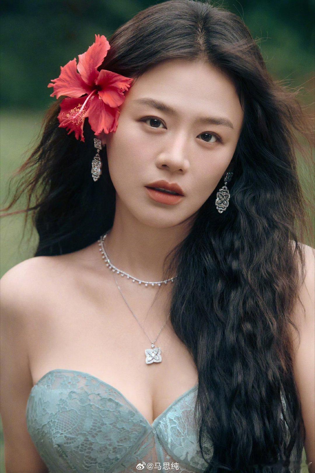 马思纯红花配蓝裙好喜欢这张！！！​​​